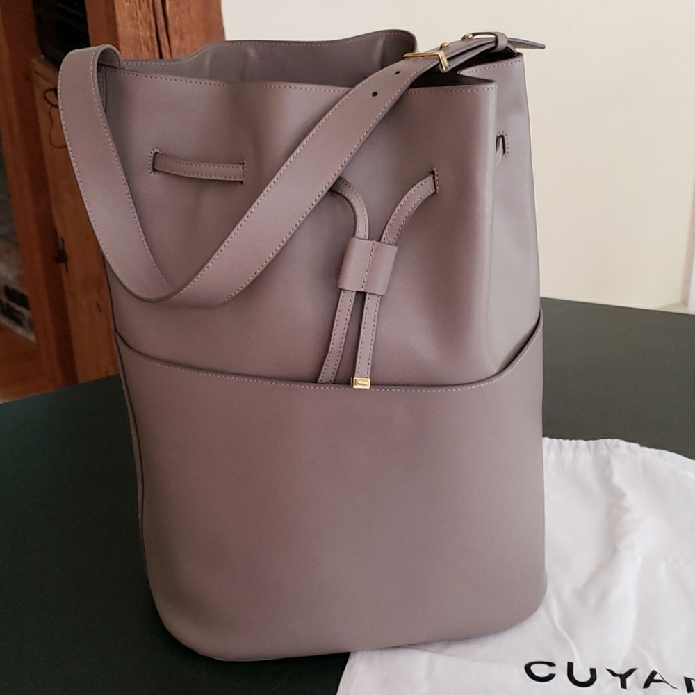 Cuyana oversized bucket bag - Saffiano Leather